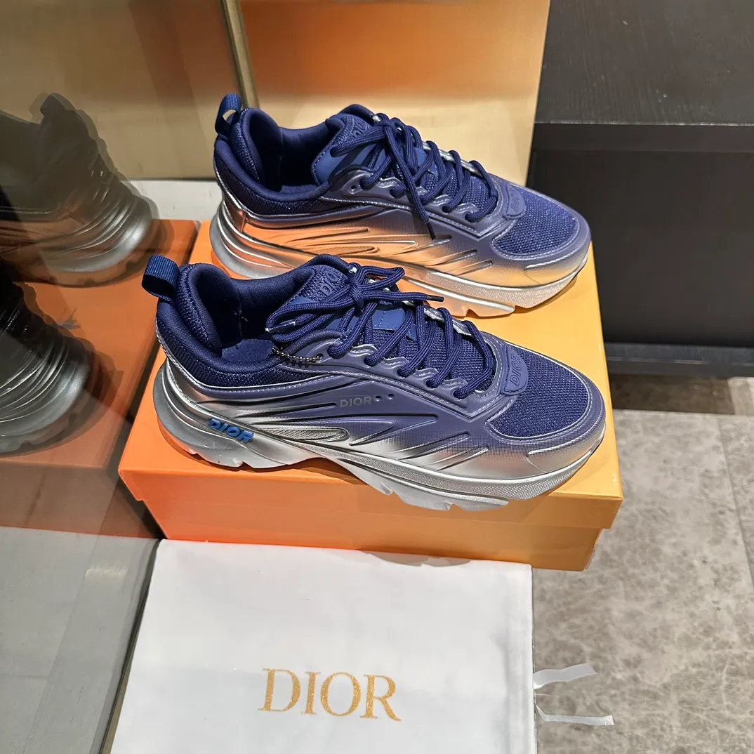 p680🐮🐮New to the Dior collection, these C'est Dior sneakers make a bold and stylish statement. Carefully crafted, the letters C and D are displayed on the sides of the upper for style, and the details add a touch of elegance. The lightweight two-tone Dior sole offers exceptional comfort and sporty appeal. Can add a stylish touch to any casual look. Christian Dior Paris signature on the tongue and sole. Two-tone notches feature Christian Dior's lucky star symbol. Women’s size 35-40, men’s size 38-45